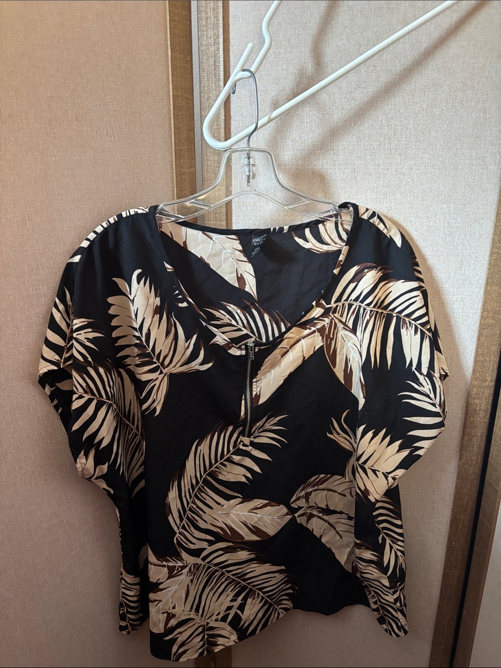 Women's Emery Rose  Black Tropical Print V-Neck Top 2XL